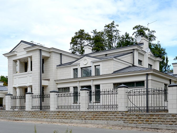 Класичний фасад в КП "Сосновий Гай"